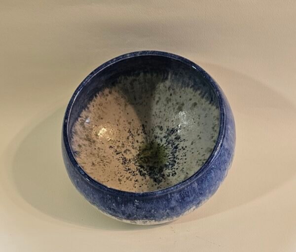 Handbuilt Ceramic Centerpiece Bowl – Deep Indigo & Speckled Cream (22 cm)