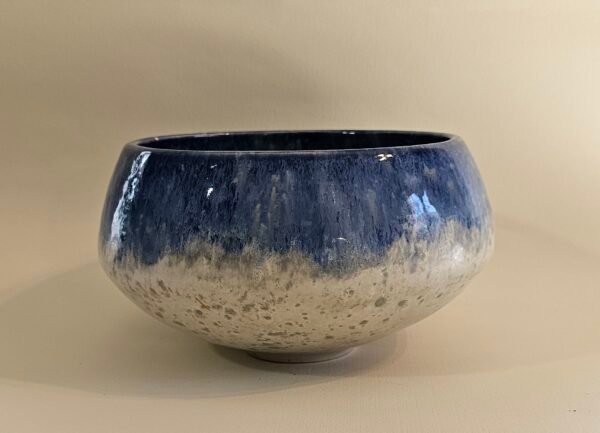 Handbuilt Ceramic Centerpiece Bowl – Deep Indigo & Speckled Cream (22 cm)